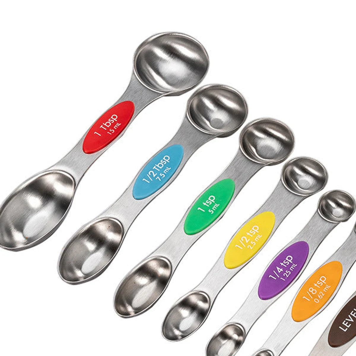 Close view of engraved sizes and colored labels on the measuring spoons